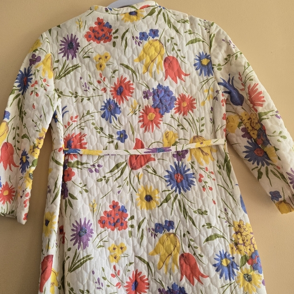 1970s Vintage Floral Quilted Coat with Blue Accents - Picture 12 of 12